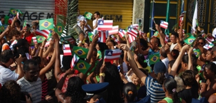 Populares desfilam com bandeiras da Bahia e do Brasil